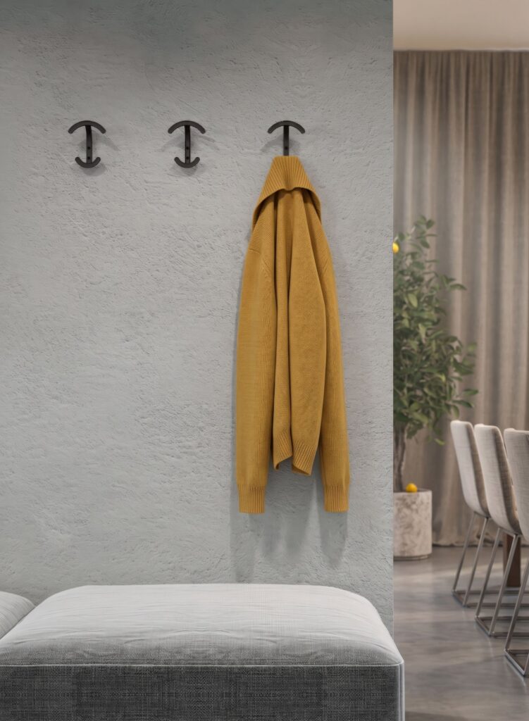 Ingresso con appendiabiti Mital 1950 e cappotto giallo
